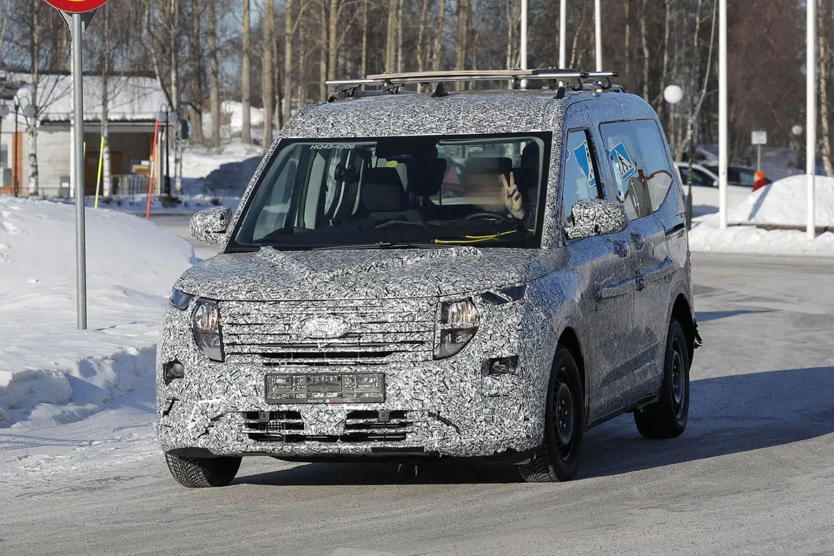 Ford Tourneo Courier 2024, sarà sia ibrido (diesel) che 100% elettrico (11)