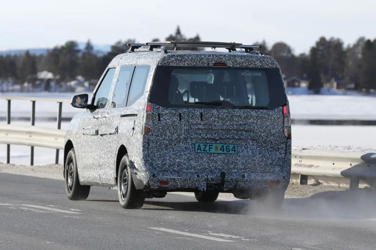 Ford Tourneo Courier 2024, sarà sia ibrido (diesel) che 100% elettrico (13)