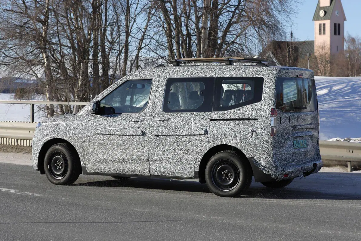 Ford Tourneo Courier 2024, sarà sia ibrido (diesel) che 100% elettrico (14)