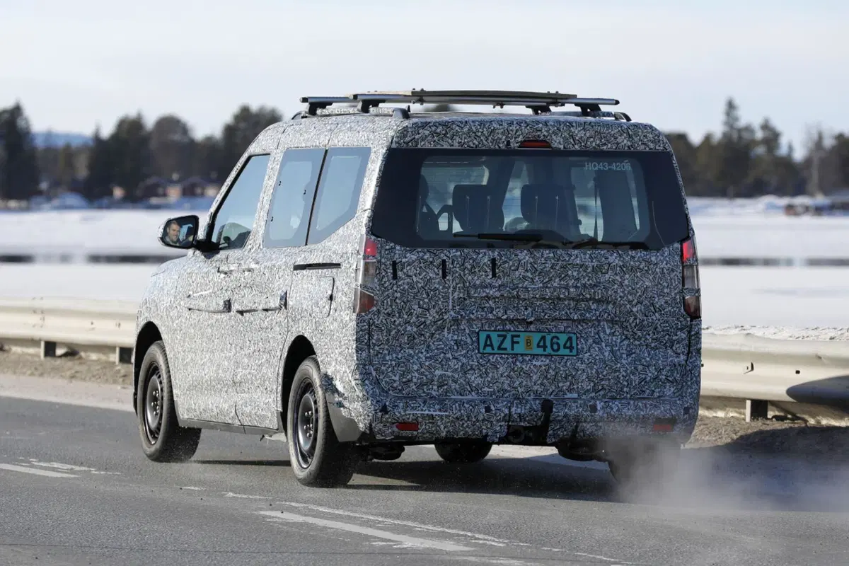Ford Tourneo Courier 2024, sarà sia ibrido (diesel) che 100% elettrico (15)