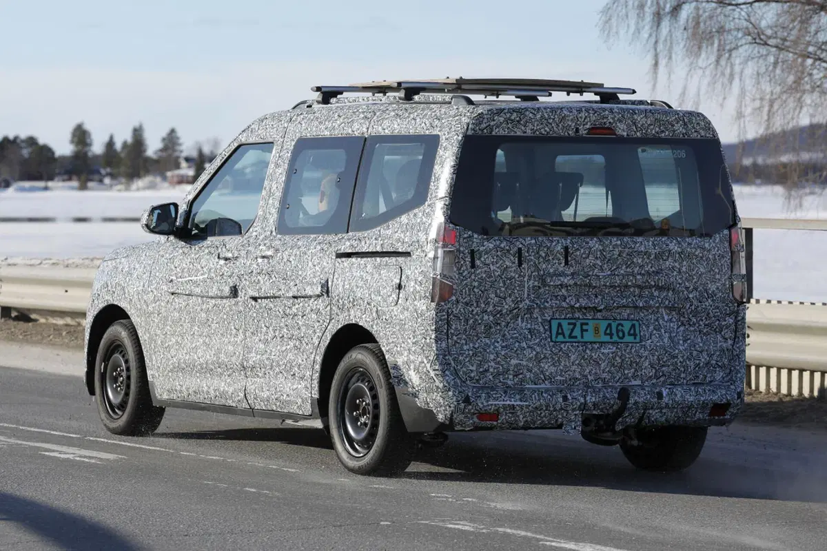 Ford Tourneo Courier 2024, sarà sia ibrido (diesel) che 100% elettrico (17)