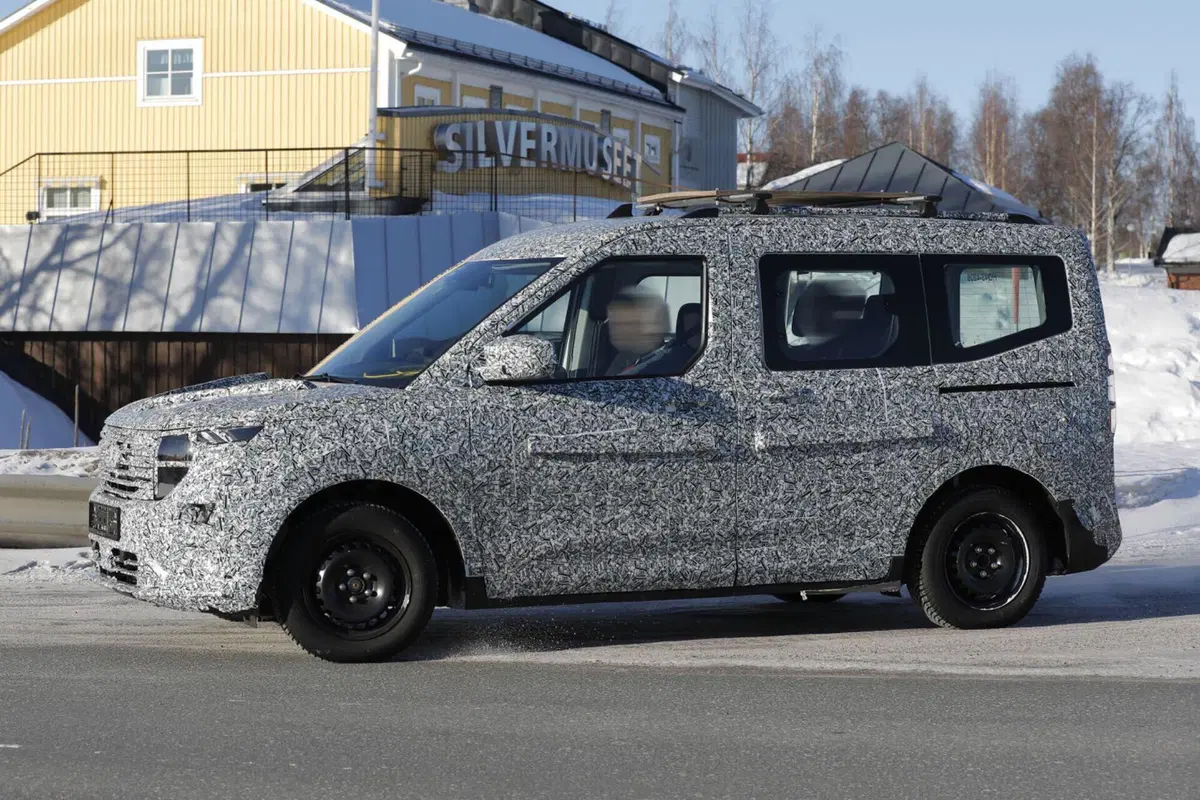 Ford Tourneo Courier 2024, sarà sia ibrido (diesel) che 100% elettrico (18)