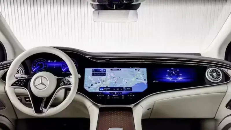 Mercedes Hyperscreen: comanda l'intelligenza artificiale