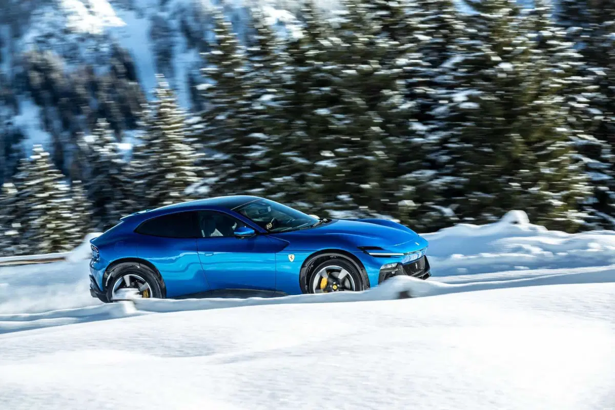 Ferrari Purosangue: ecco le foto sulla neve del test (3)