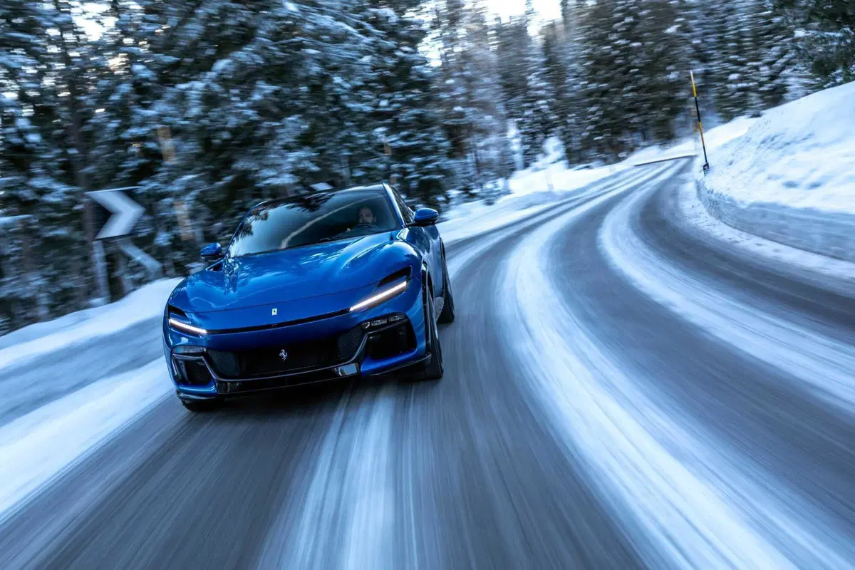 Ferrari Purosangue: ecco le foto sulla neve del test (16)