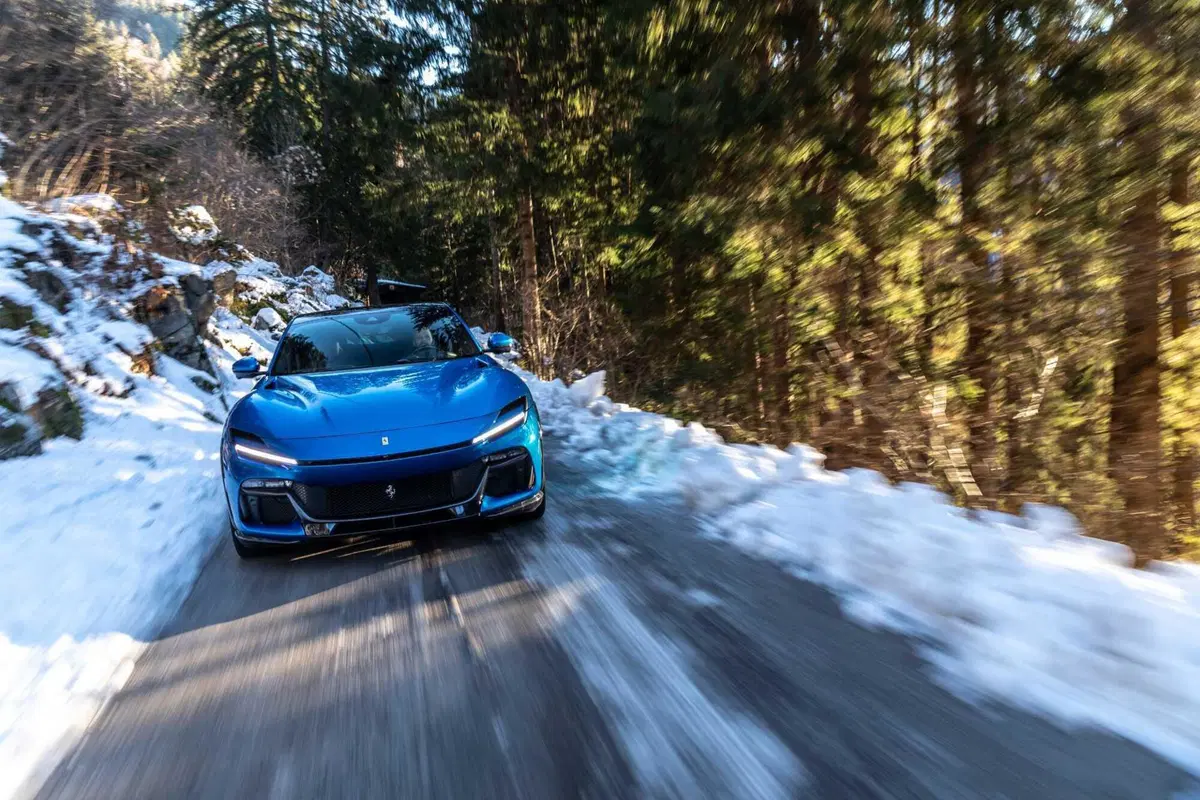 Ferrari Purosangue: ecco le foto sulla neve del test (28)