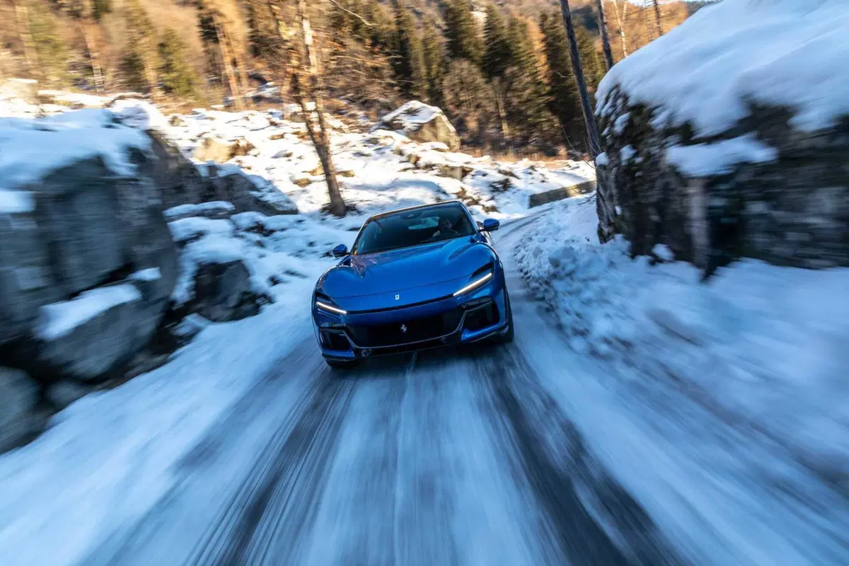 Ferrari Purosangue: ecco le foto sulla neve del test (29)