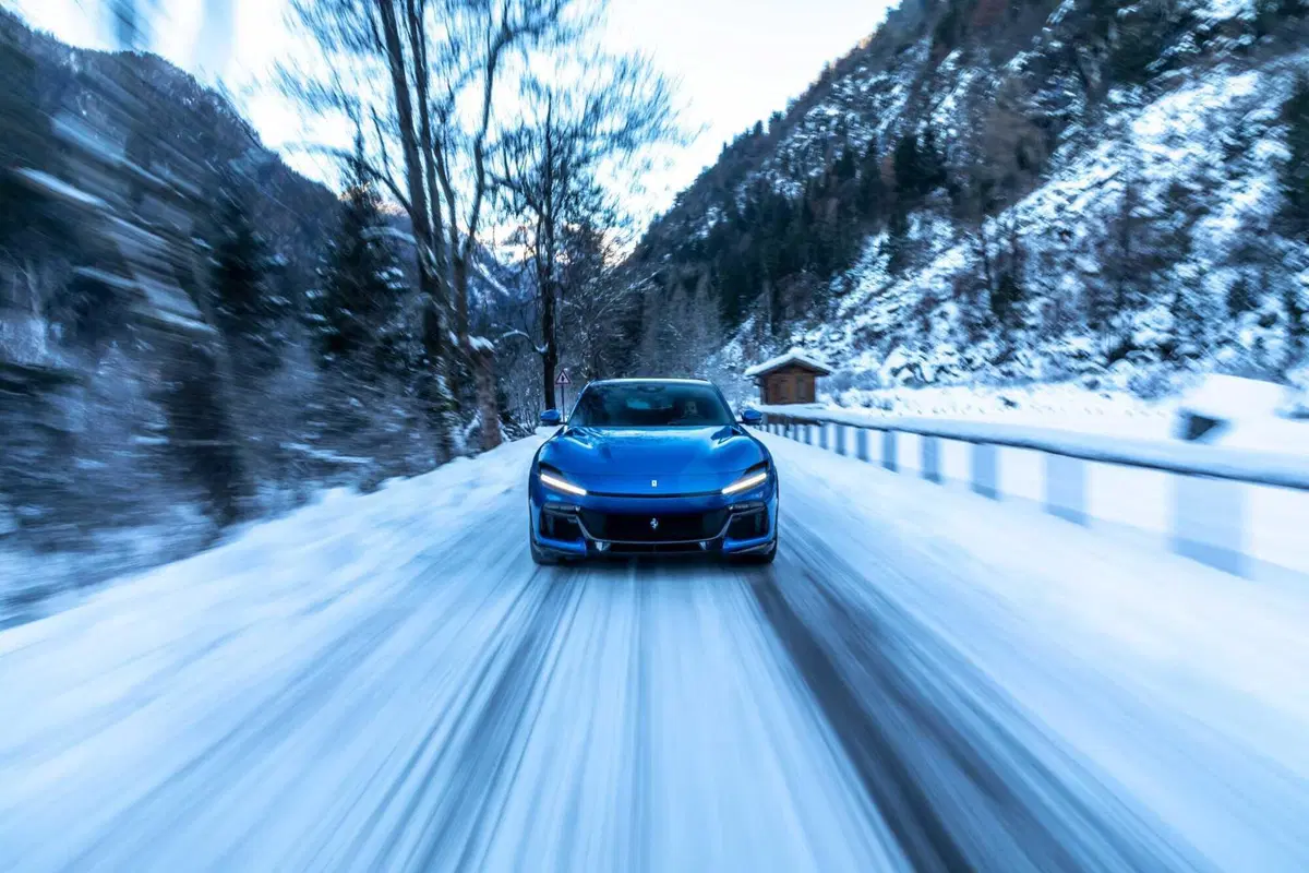 Ferrari Purosangue: ecco le foto sulla neve del test (30)