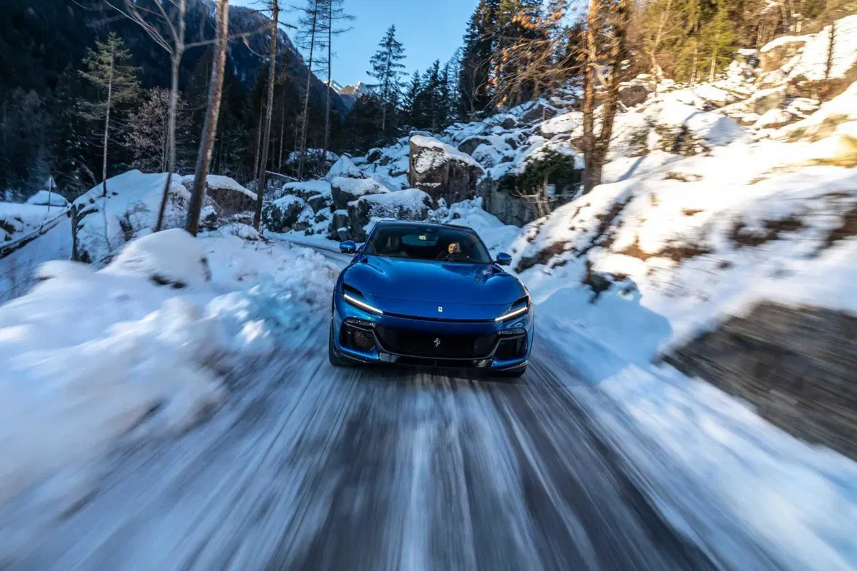Ferrari Purosangue: ecco le foto sulla neve del test (31)