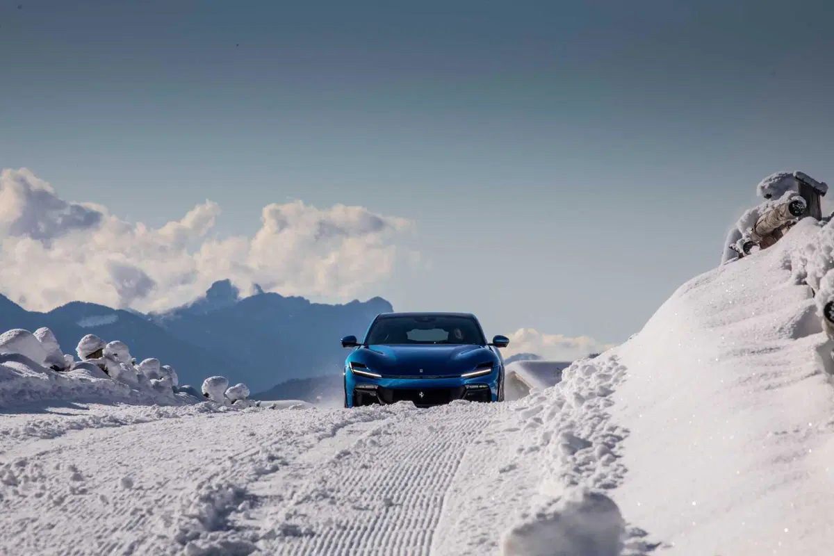 Ferrari Purosangue: ecco le foto sulla neve del test (33)