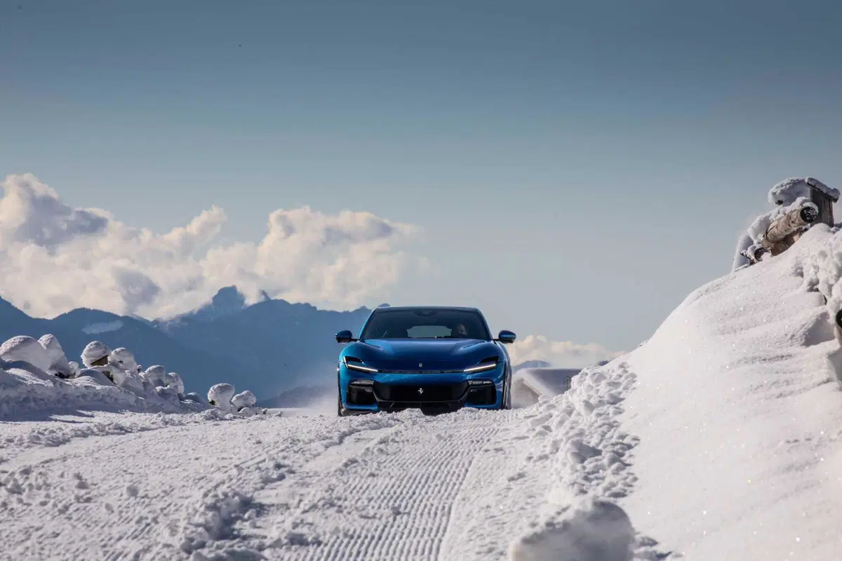 Ferrari Purosangue: ecco le foto sulla neve del test (32)