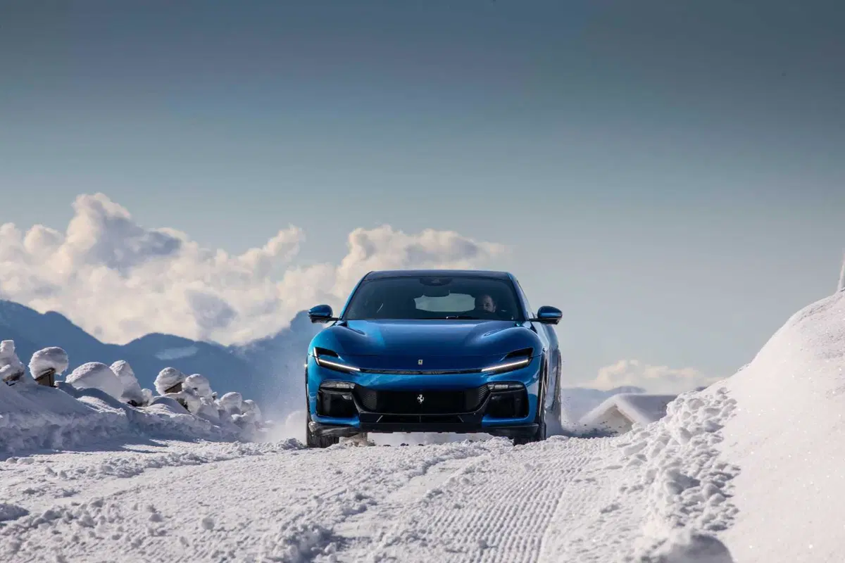 Ferrari Purosangue: ecco le foto sulla neve del test (35)