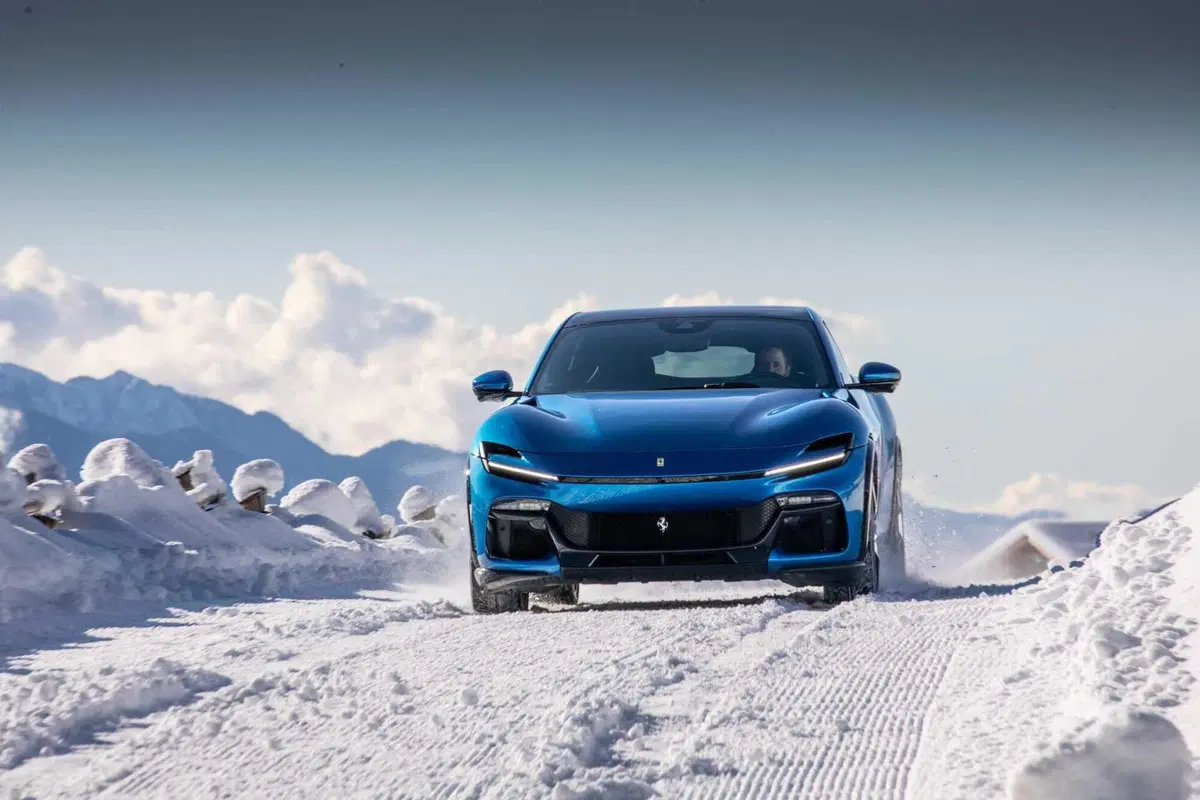 Ferrari Purosangue: ecco le foto sulla neve del test (37)