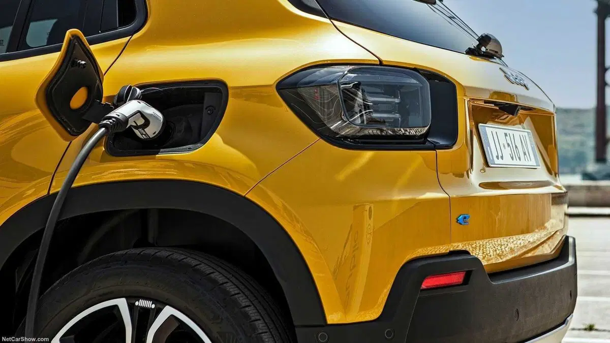 Jeep Avenger 1.2 turbo e-hybrid mhev Overland 4xe 145cv edct6 (34)