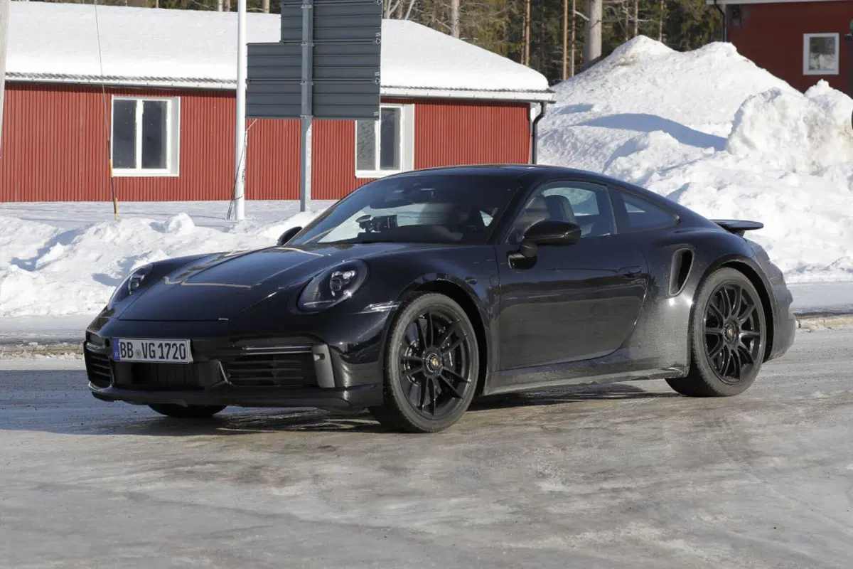 Porsche 911 Turbo 2024, ecco le foto spia del nuovo Facelift