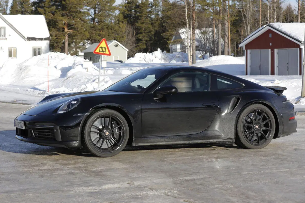 Porsche 911 Turbo 2024, ecco le foto spia del nuovo Facelift (2)