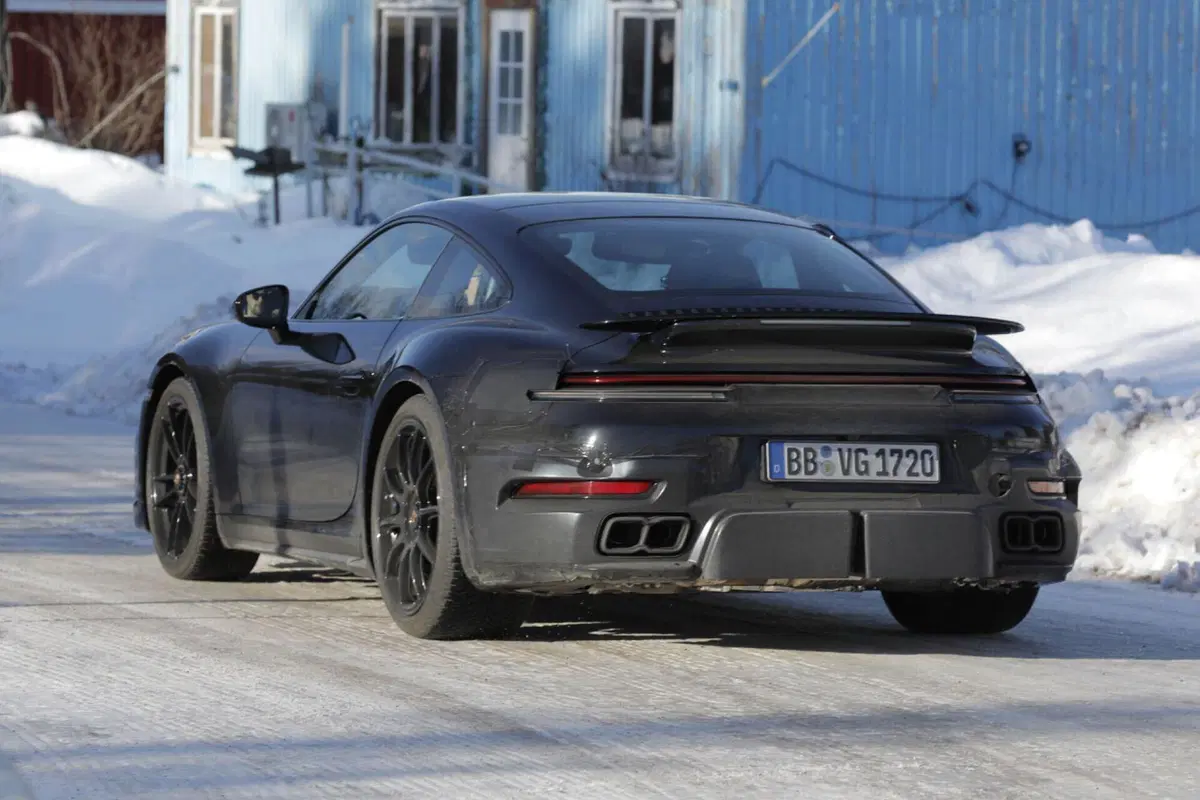 Porsche 911 Turbo 2024, ecco le foto spia del nuovo Facelift (3)