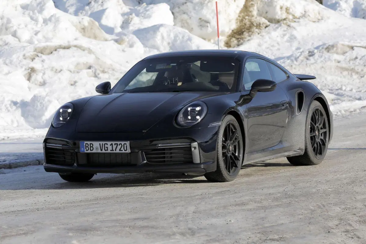 Porsche 911 Turbo 2024, ecco le foto spia del nuovo Facelift (4)