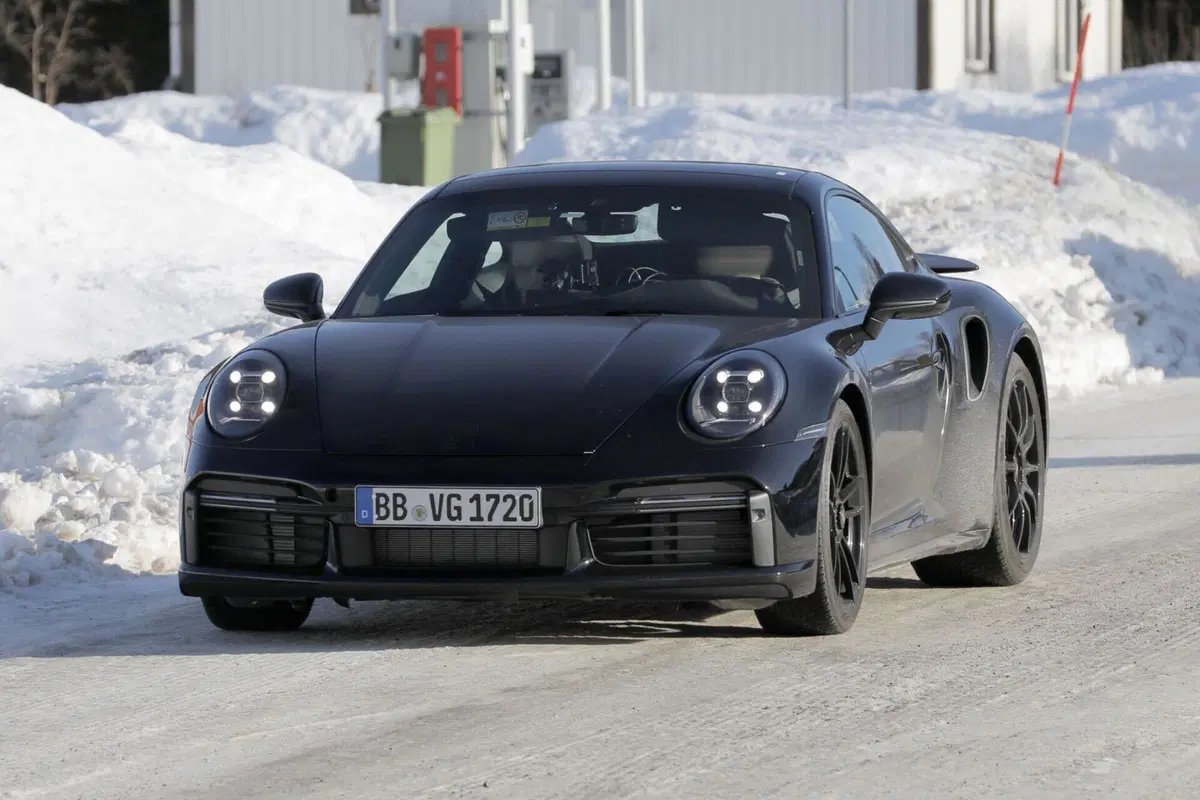 Porsche 911 Turbo 2024, ecco le foto spia del nuovo Facelift (5)