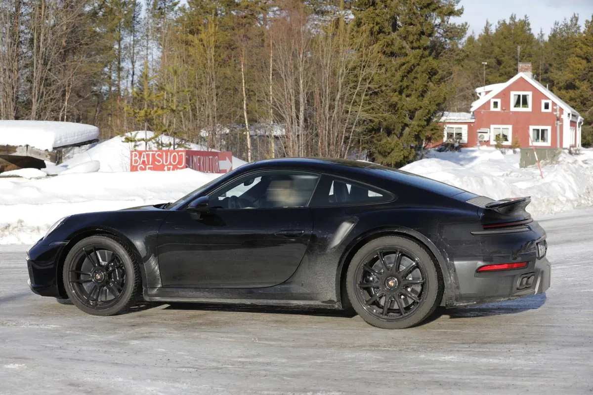 Porsche 911 Turbo 2024, ecco le foto spia del nuovo Facelift (6)