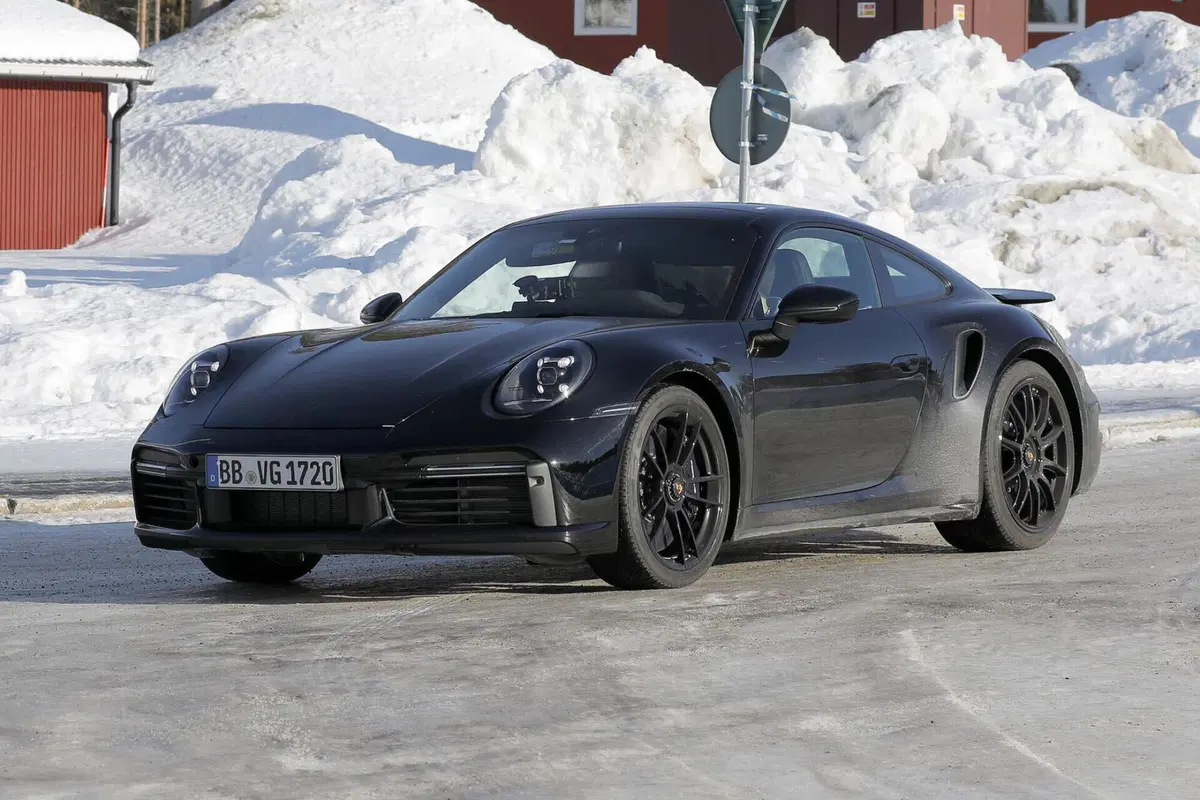 Porsche 911 Turbo 2024, ecco le foto spia del nuovo Facelift (7)