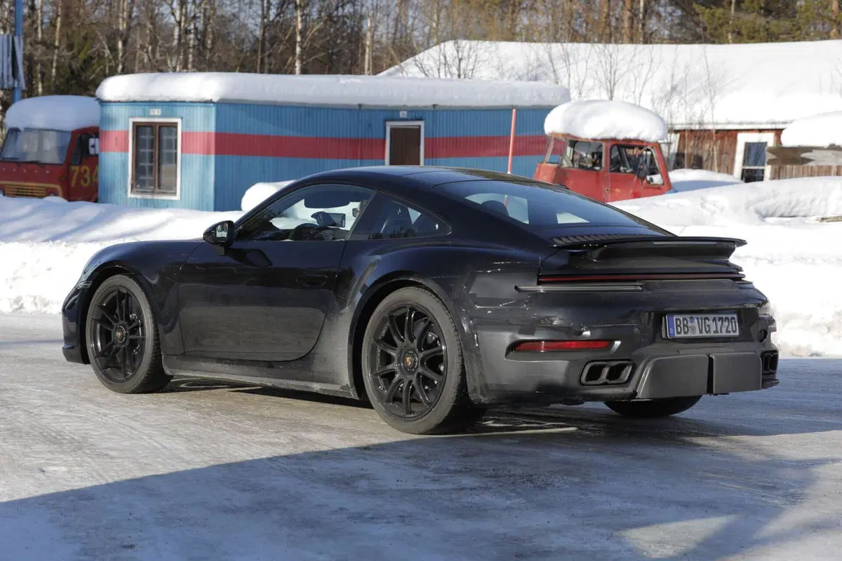 Porsche 911 Turbo 2024, ecco le foto spia del nuovo Facelift (8)