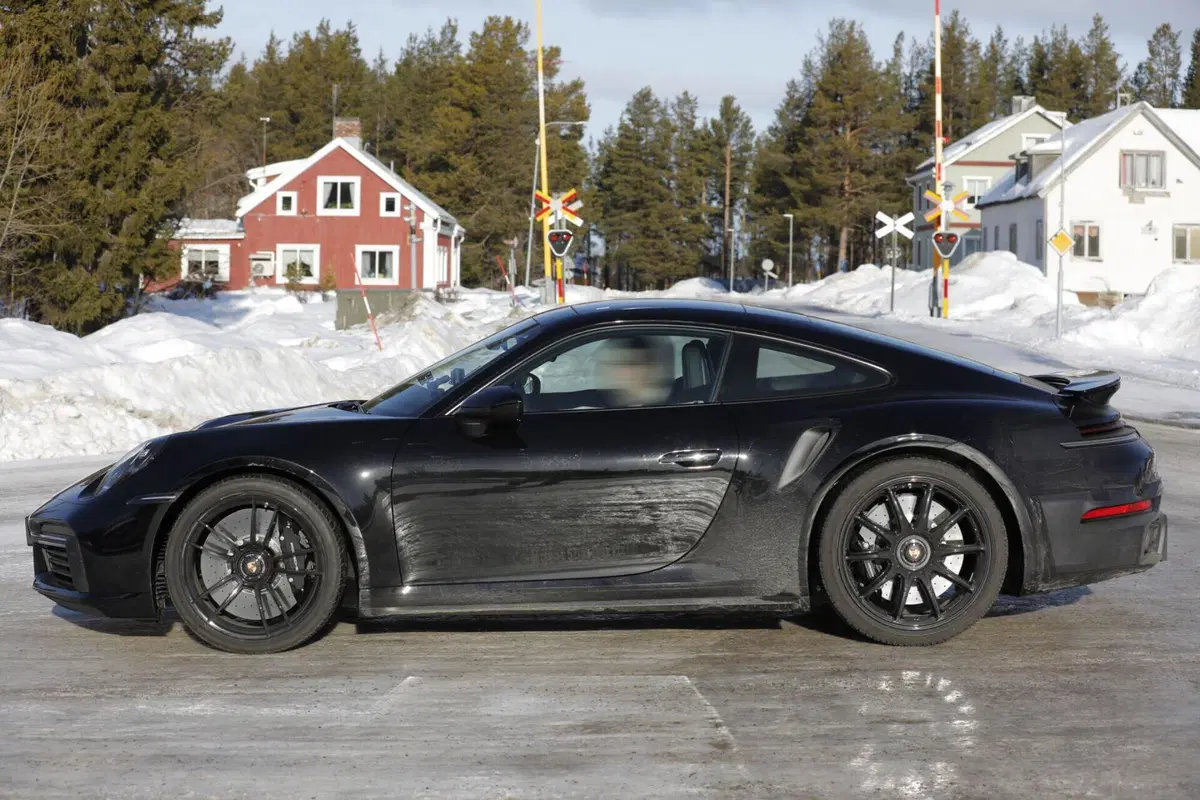 Porsche 911 Turbo 2024, ecco le foto spia del nuovo Facelift (9)