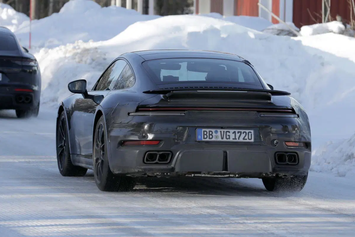 Porsche 911 Turbo 2024, ecco le foto spia del nuovo Facelift (10)