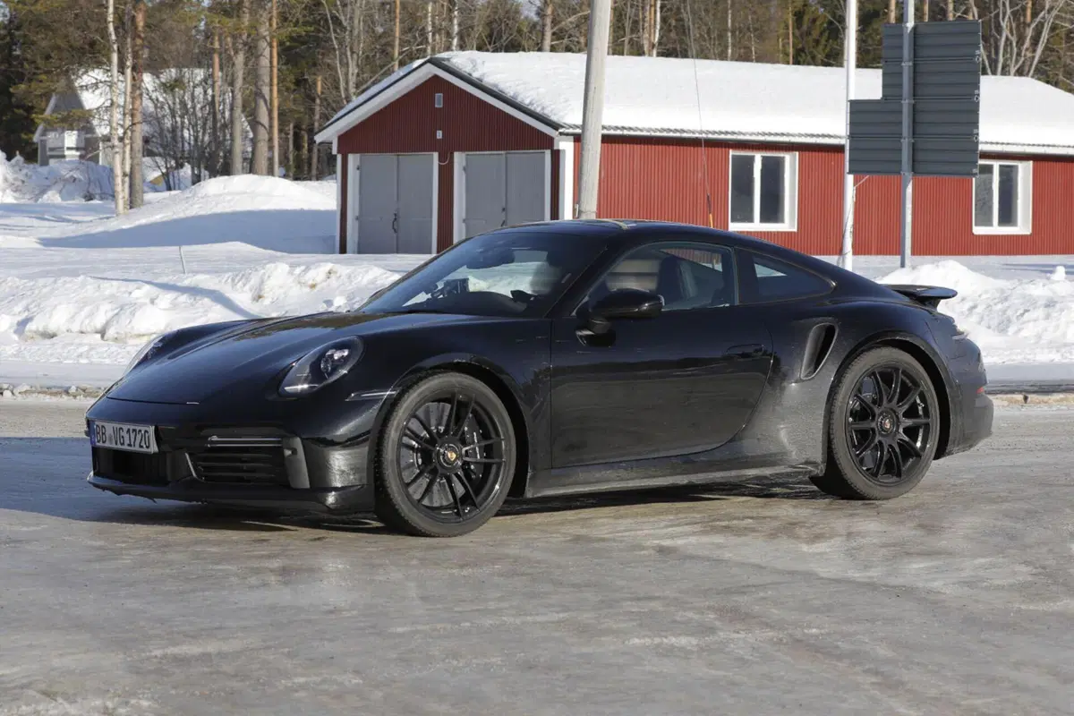 Porsche 911 Turbo 2024, ecco le foto spia del nuovo Facelift (11)
