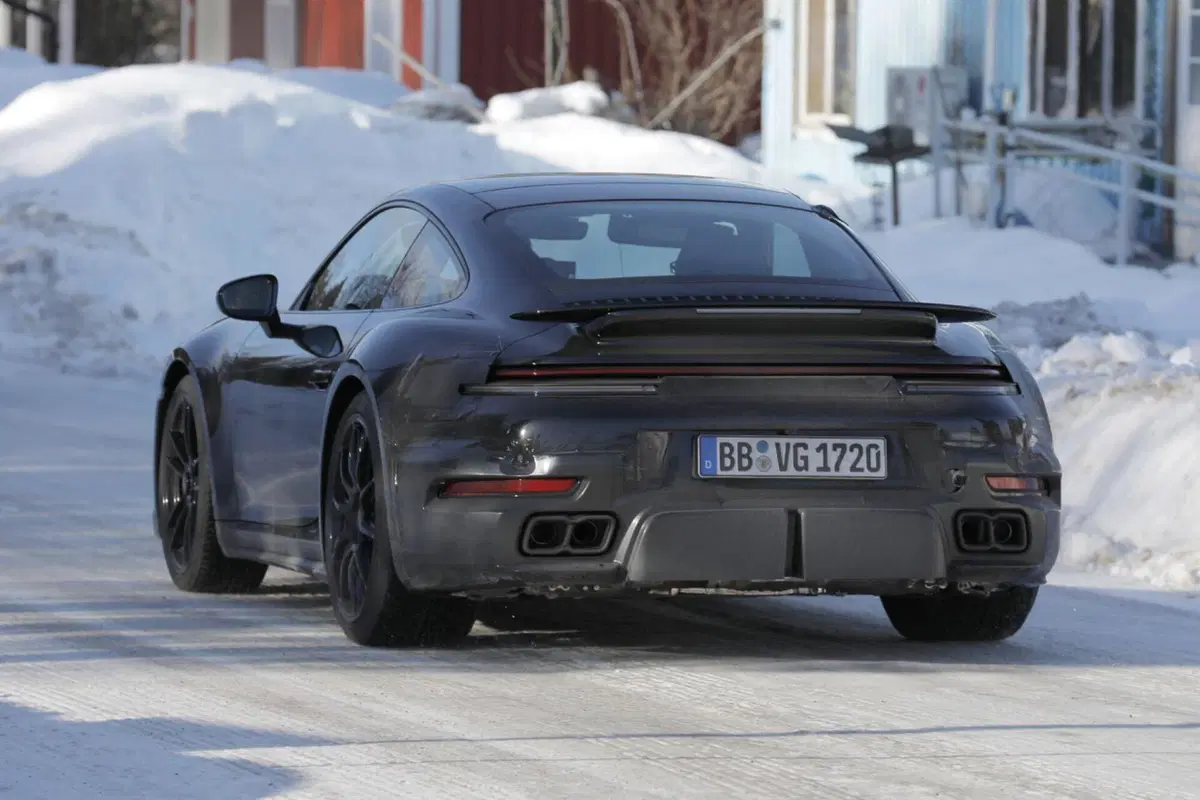 Porsche 911 Turbo 2024, ecco le foto spia del nuovo Facelift (12)