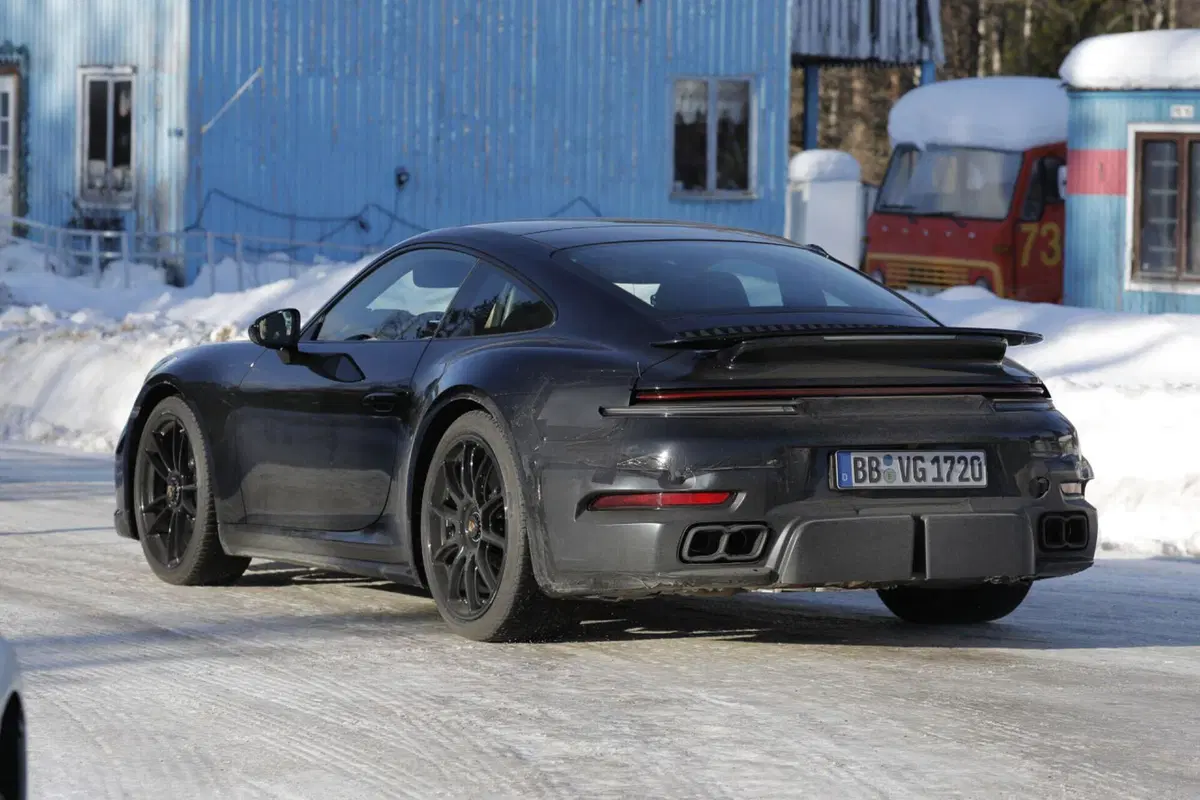 Porsche 911 Turbo 2024, ecco le foto spia del nuovo Facelift (13)