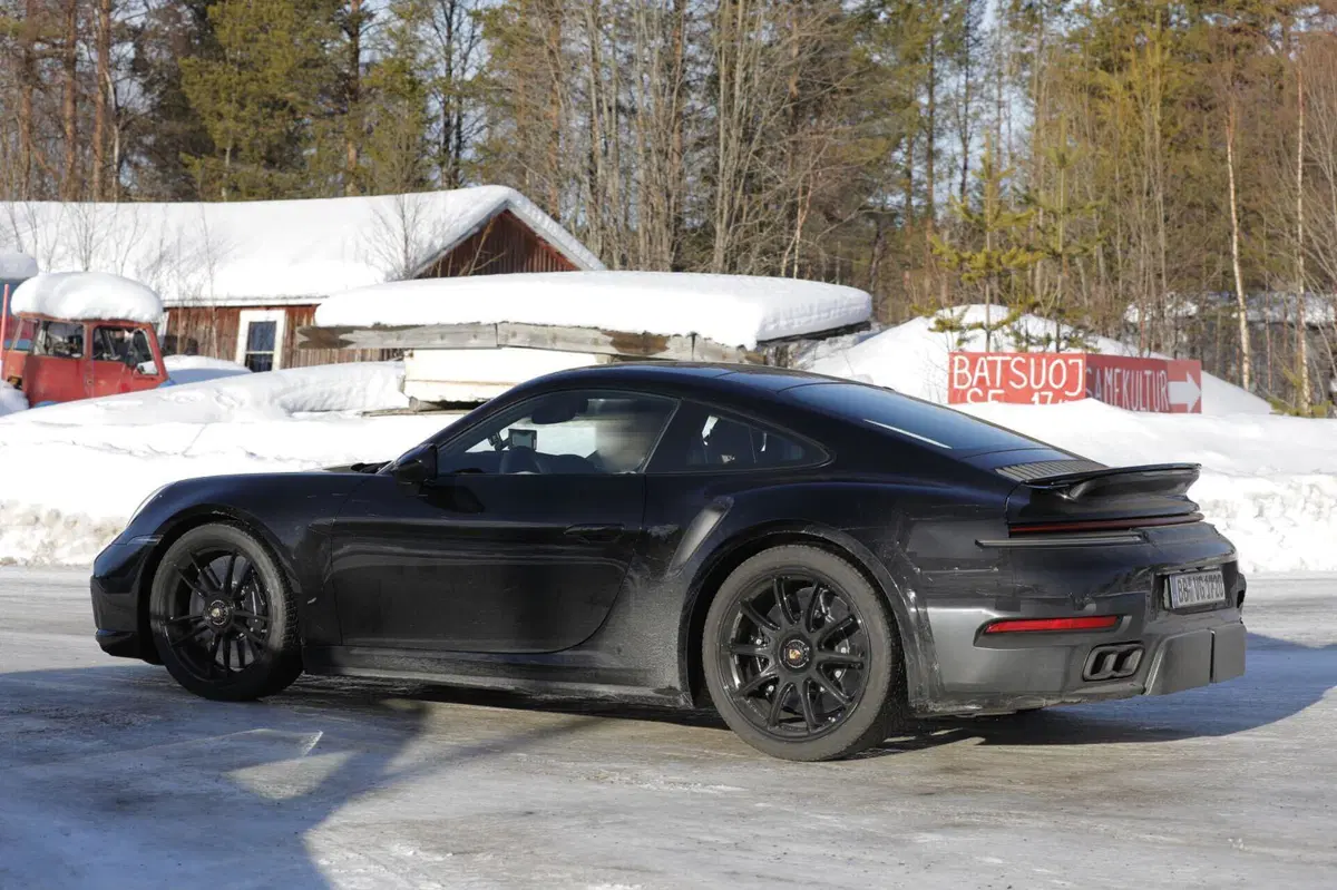 Porsche 911 Turbo 2024, ecco le foto spia del nuovo Facelift (14)