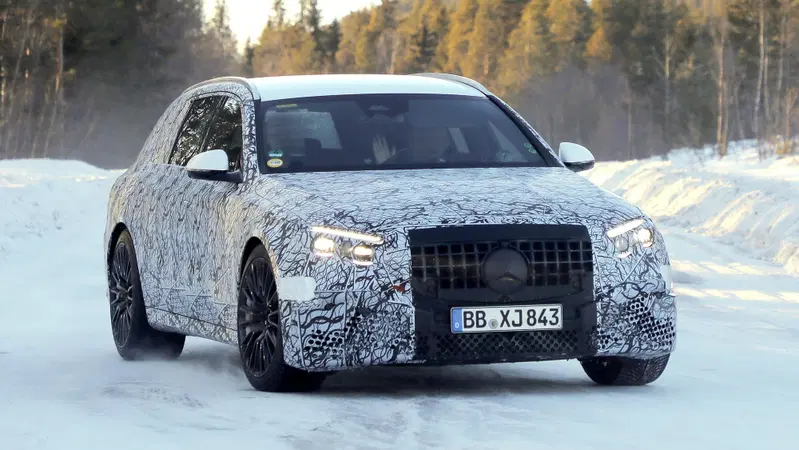 Mercedes AMG E53 2023, lunga vita alle station wagon [Foto Spia]