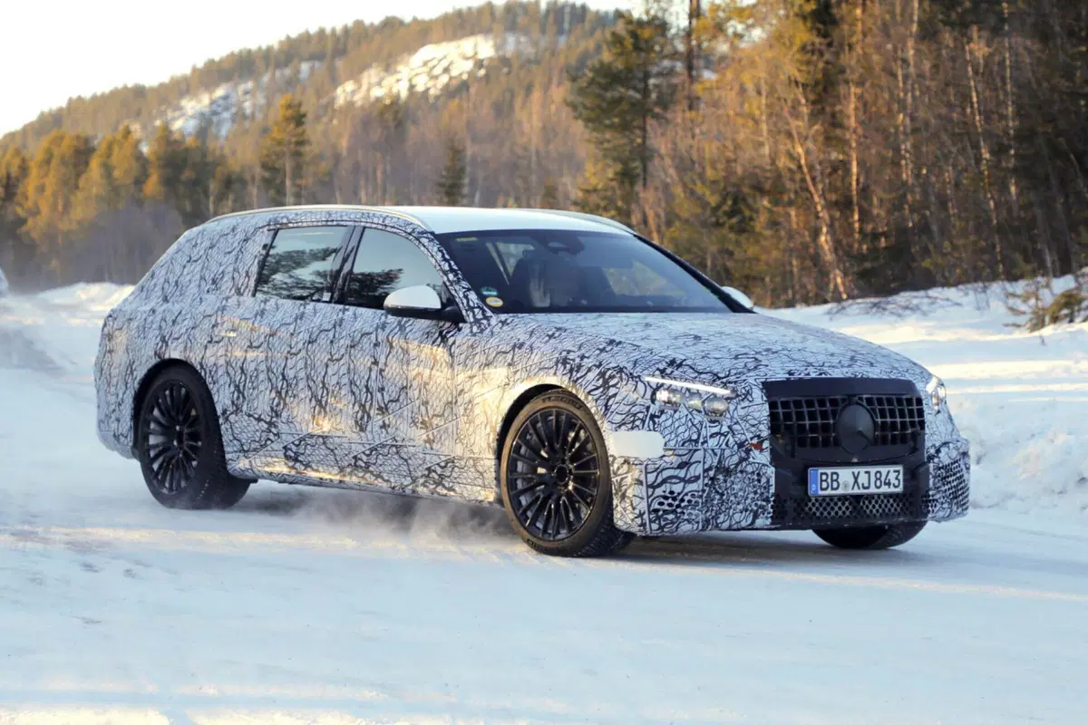 Mercedes AMG E53 2023, lunga vita alle station wagon [Foto Spia] (3)