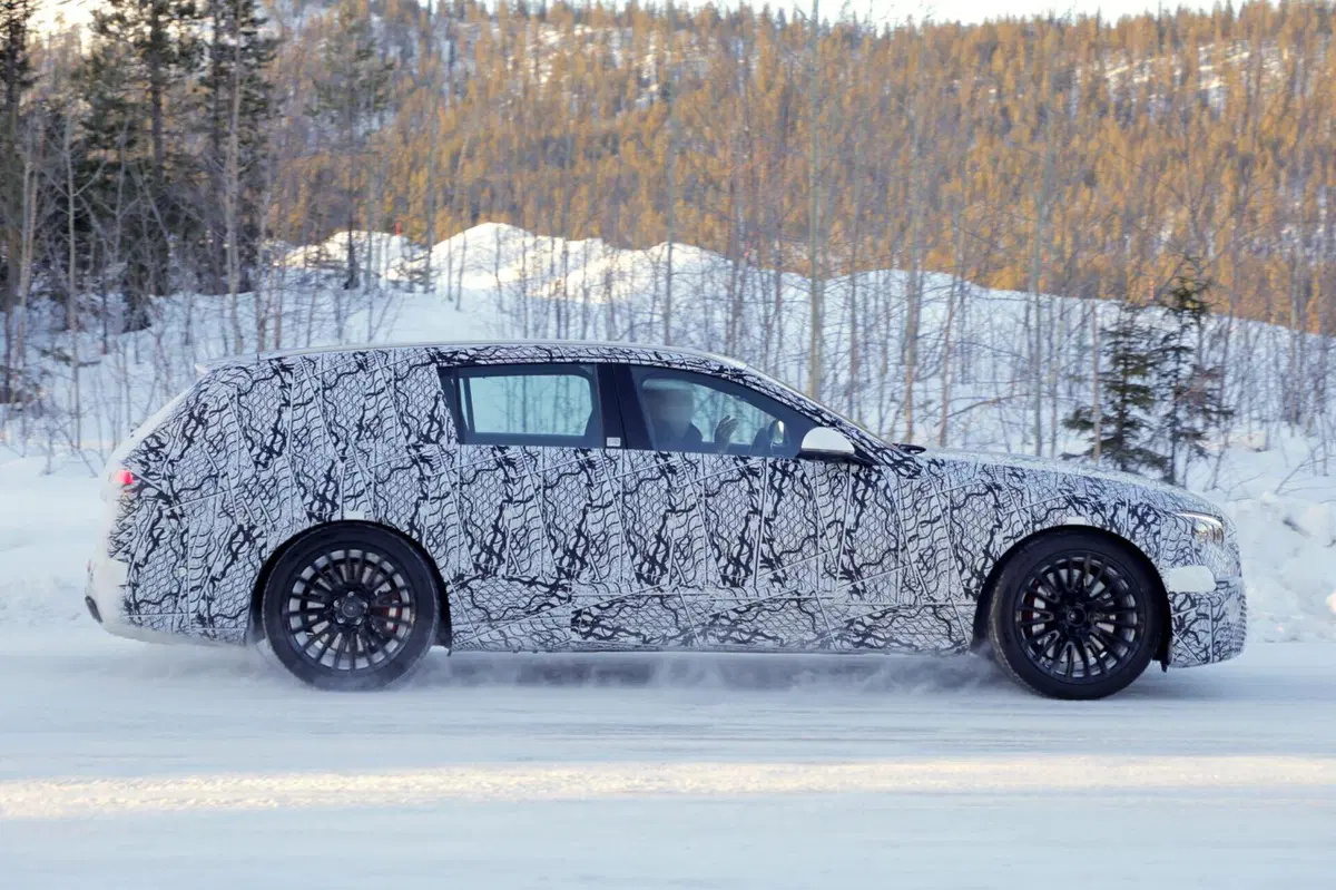 Mercedes AMG E53 2023, lunga vita alle station wagon [Foto Spia] (4)
