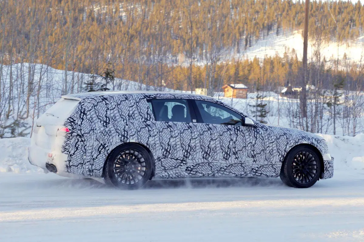Mercedes AMG E53 2023, lunga vita alle station wagon [Foto Spia] (5)