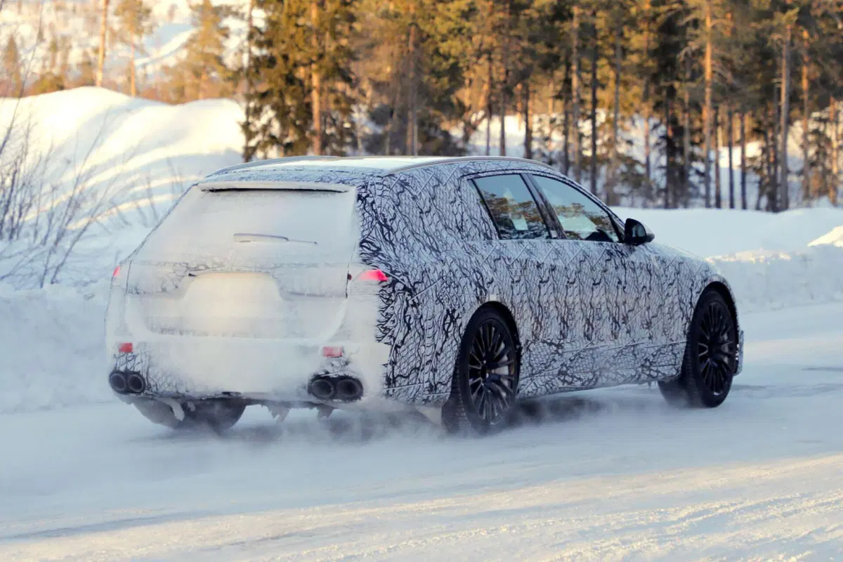 Mercedes AMG E53 2023, lunga vita alle station wagon [Foto Spia] (6)