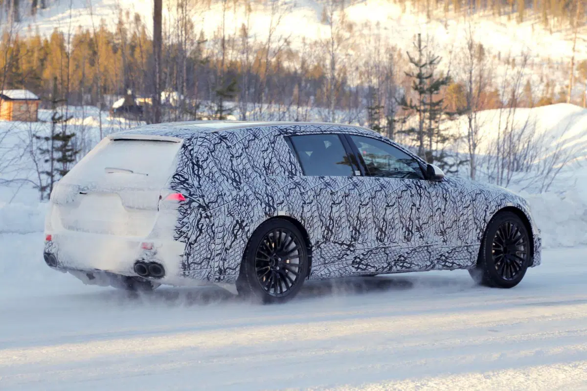 Mercedes AMG E53 2023, lunga vita alle station wagon [Foto Spia] (8)