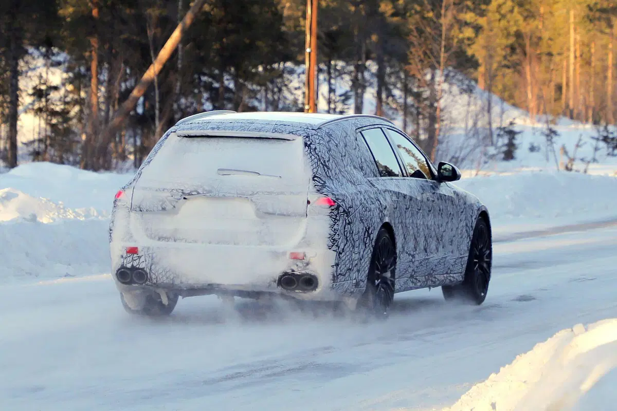 Mercedes AMG E53 2023, lunga vita alle station wagon [Foto Spia] (9)