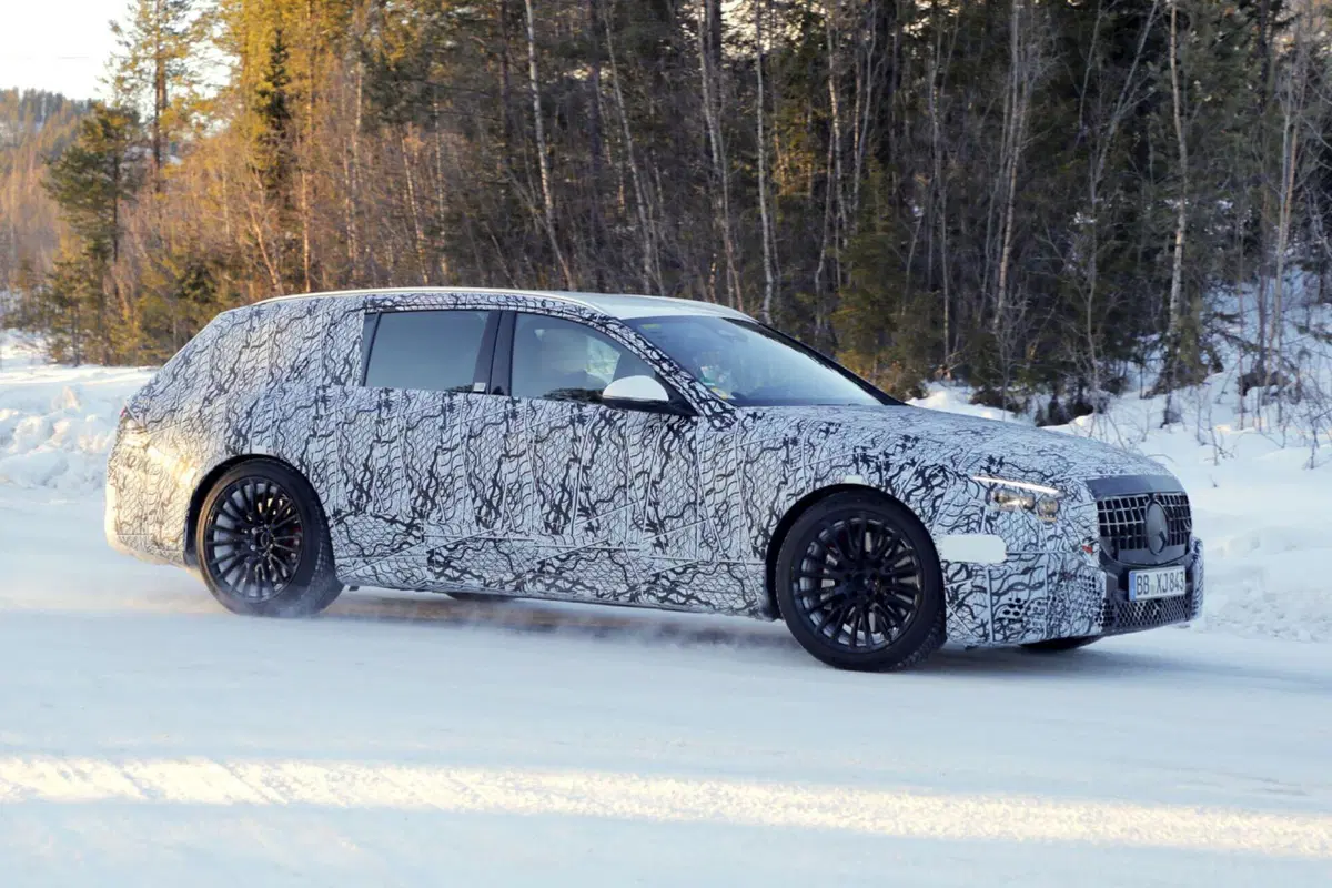 Mercedes AMG E53 2023, lunga vita alle station wagon [Foto Spia] (10)