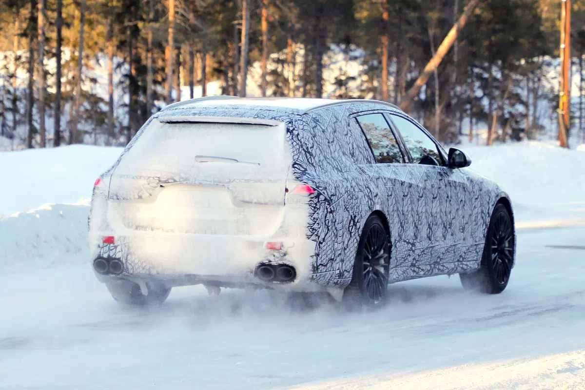 Mercedes AMG E53 2023, lunga vita alle station wagon [Foto Spia] (11)