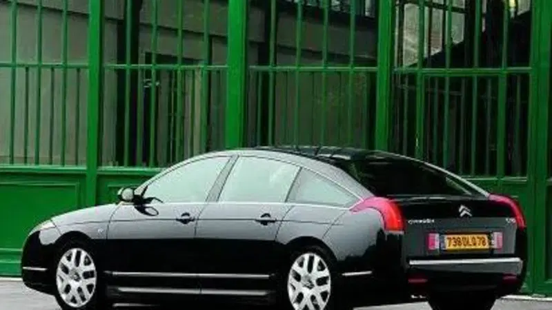 Ai francesi piacerebbe una DS C6: ecco il rendering de l'Automobile Magazine  