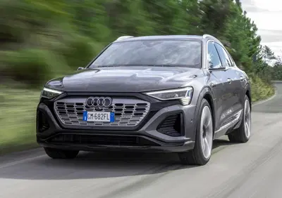 Audi Q8 e-tron, cambia nome ed è più efficiente: fino a 600 km di autonomia. Prova su strada