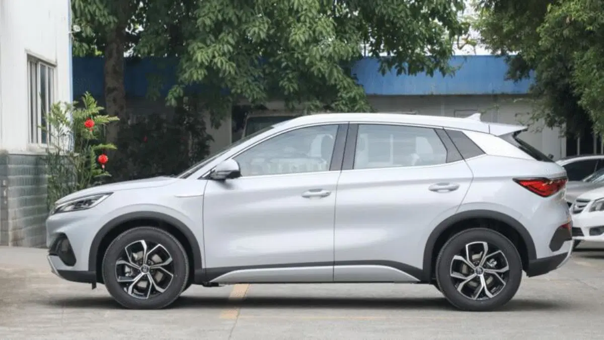 BYD Atto3: sarà lei la prima ad arrivare in Italia (e c'è già in UK)  (5)