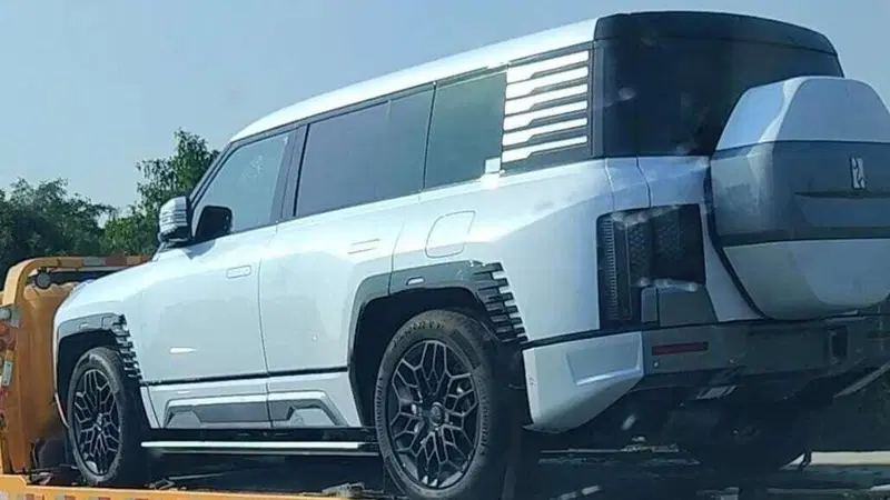 La off road Yangwang U8 senza veli al prezzo di 108.000 euro: 4 motori e 1100 CV