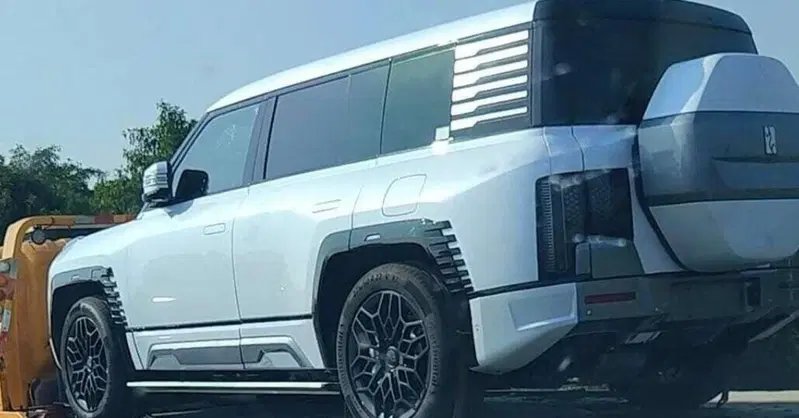 La off road Yangwang U8 senza veli al prezzo di 108.000 euro: 4 motori e 1100 CV