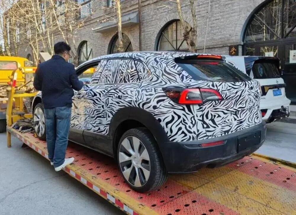 Il prototipo della Mazda - Tesla paparazzato in Cina