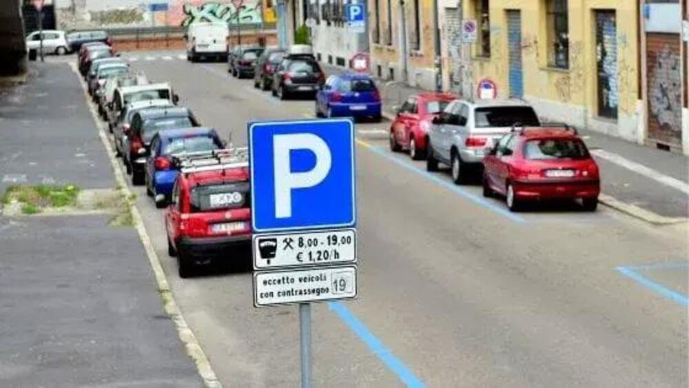 Parcheggio a pagamento anche per i residenti (Foto Fotogramma)