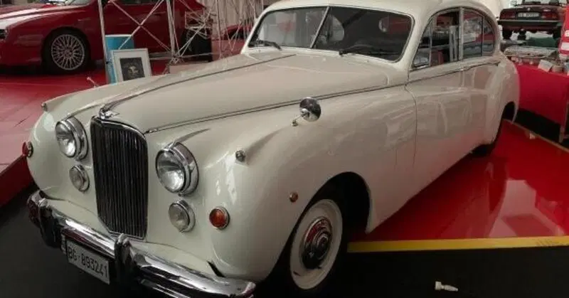 &Egrave; in Italia l'auto della Regina Elisabetta II: Jaguar Mark VII 1952