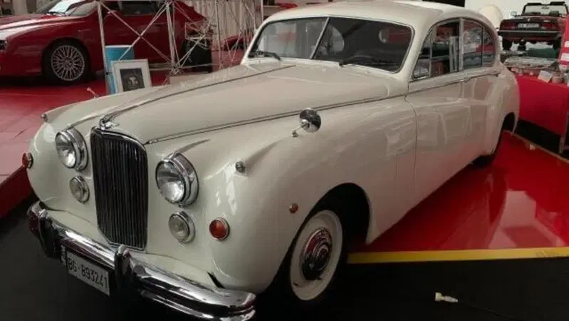 &Egrave; in Italia l'auto della Regina Elisabetta II: Jaguar Mark VII 1952